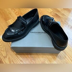 Fashionable penny loafer with accentuated sole in elegant polo leather. Size 9